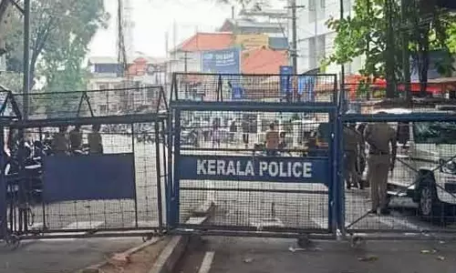 സെക്രട്ടറിയേറ്റ് വളഞ്ഞ് ആശ വര്‍ക്കര്‍മാര്‍; പ്രവേശനകവാടങ്ങള്‍ പൂട്ടി പോലിസ്
