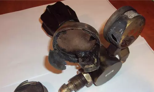 ഓക്‌സിജന്‍ സിലിണ്ടറിന്റെ ഫ്ളോ മീറ്റര്‍ പൊട്ടിത്തെറിച്ച് ആശുപത്രി ജീവനക്കാരിക്ക് പരിക്ക്