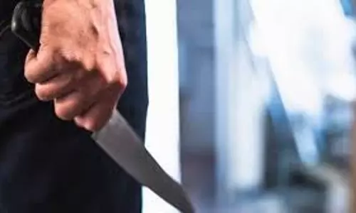 തൃശ്ശൂരില്‍ ഗുണ്ടാ ആക്രമണത്തില്‍ വീട്ടമ്മയ്ക്ക് വെട്ടേറ്റു; വെട്ടേറ്റത് മകനെ ആക്രമിക്കുന്നത് തടയുന്നതിനിടെ