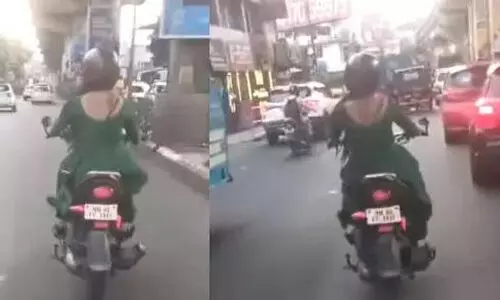 ആംബുലന്സിന്റെ വഴിമുടക്കിയ യുവതിയുടെ ലൈസന്സ് സസ്പെന്ഡ് ചെയ്തു ആംബുലന്സിന്റെ വഴിമുടക്കിയ യുവതിയുടെ ലൈസന്സ് സസ്പെന്ഡ് ചെയ്തു