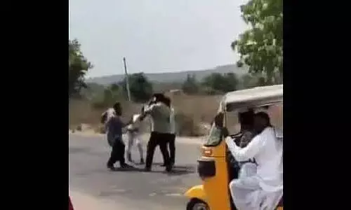 കാവി നിറത്തിലുള്ള തുണിയില് പൊതിഞ്ഞ ഫയലുമായി പോവുകയായിരുന്ന മുസ്ലിം സര്ക്കാര് ഉദ്യോഗസ്ഥനെ ഹിന്ദുത്വര് ആക്രമിച്ചു (വീഡിയോ) കാവി നിറത്തിലുള്ള തുണിയില് പൊതിഞ്ഞ ഫയലുമായി പോവുകയായിരുന്ന മുസ്ലിം സര്ക്കാര് ഉദ്യോഗസ്ഥനെ ഹിന്ദുത്വര് ആക്രമിച്ചു (വീഡിയോ)