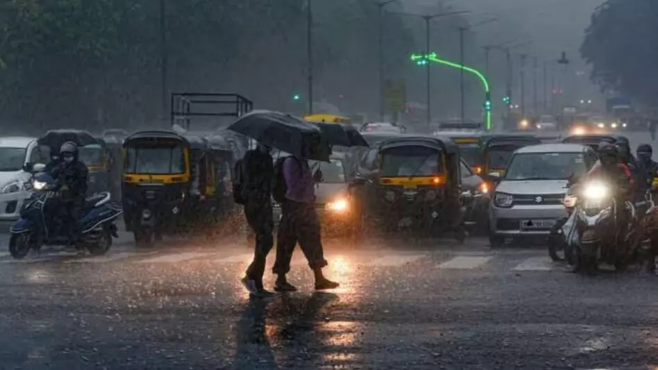 തിരുവനന്തപുരത്ത് കനത്ത മഴയും മിന്നലും; രണ്ട് വിമാനങ്ങള് വഴിതിരിച്ചുവിട്ടു തിരുവനന്തപുരത്ത് കനത്ത മഴയും മിന്നലും; രണ്ട് വിമാനങ്ങള് വഴിതിരിച്ചുവിട്ടു