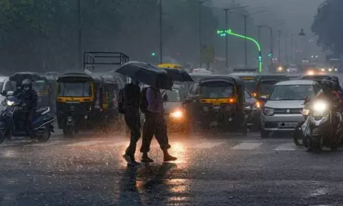 തിരുവനന്തപുരത്ത് കനത്ത മഴയും മിന്നലും; രണ്ട് വിമാനങ്ങള്‍ വഴിതിരിച്ചുവിട്ടു