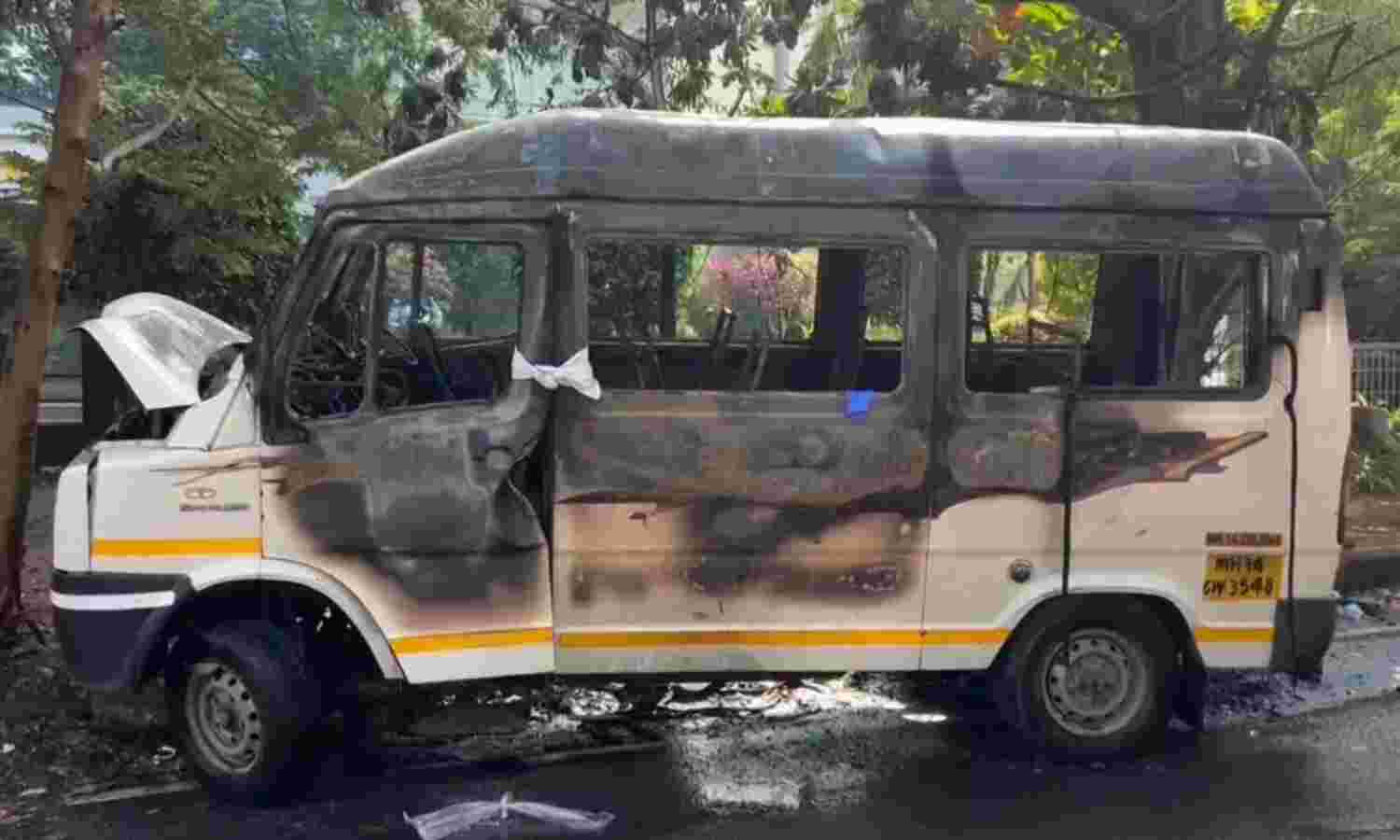 മിനിബസിന് തീപിടിച്ച് നാലു മരണം മിനിബസിന് തീപിടിച്ച് നാലു മരണം