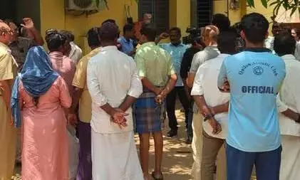 കൊല്ലം താന്നിയില് ദമ്പതിമാരും കുഞ്ഞും മരിച്ച നിലയില് കൊല്ലം താന്നിയില് ദമ്പതിമാരും കുഞ്ഞും മരിച്ച നിലയില്