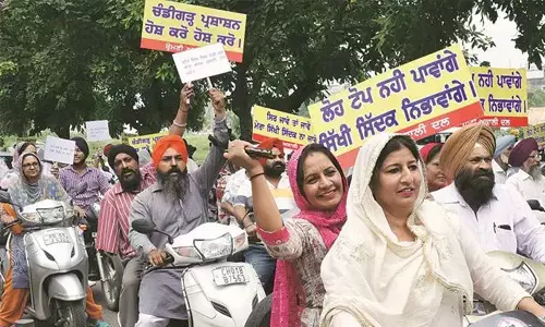 ശിരോവസ്ത്രമാണ് പ്രധാനം; ഹെല്‍മെറ്റ് ധരിക്കാത്ത സിഖ് വനിതക്ക് പിഴയിട്ടതിനെതിരെ പ്രതിഷേധം