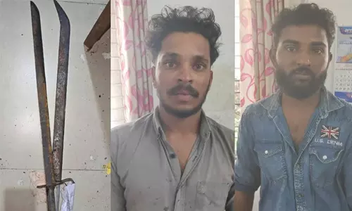 വടിവാളുകള്‍ കണ്ടെത്തിയ സംഭവത്തില്‍ രണ്ടുപേര്‍ അറസ്റ്റില്‍