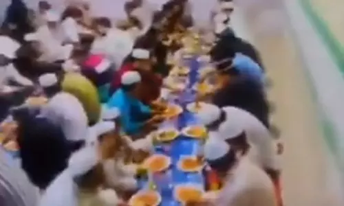 സ്‌കൂളില്‍ ഇഫ്താര്‍ സംഘടിപ്പിച്ച പ്രിന്‍സിപ്പലിന് സസ്‌പെന്‍ഷന്‍