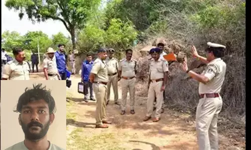 വ്യവസായിയുടെ കാര് കൊള്ളയടിച്ച സംഭവത്തിലെ മലയാളിയായ പ്രതി കസ്റ്റഡിയില് നിന്ന് രക്ഷപ്പെടാന് ശ്രമിച്ചെന്ന് കര്ണാടക പോലിസ്; വെടിവച്ച് കീഴ്പ്പെടുത്തി വ്യവസായിയുടെ കാര് കൊള്ളയടിച്ച സംഭവത്തിലെ മലയാളിയായ പ്രതി കസ്റ്റഡിയില് നിന്ന് രക്ഷപ്പെടാന് ശ്രമിച്ചെന്ന് കര്ണാടക പോലിസ്; വെടിവച്ച് കീഴ്പ്പെടുത്തി