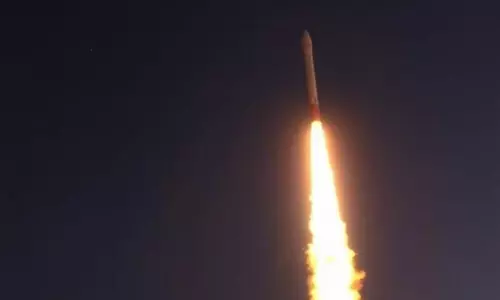 ഇസ്രായേലിലെ വിമാനത്താവളം ആക്രമിച്ച് ഹൂത്തികള്; ചെങ്കടലിലെ യുഎസ് യുദ്ധക്കപ്പലുകള്ക്ക് നേരെ മണിക്കൂറുകള് നീണ്ട ആക്രമണം ഇസ്രായേലിലെ വിമാനത്താവളം ആക്രമിച്ച് ഹൂത്തികള്; ചെങ്കടലിലെ യുഎസ് യുദ്ധക്കപ്പലുകള്ക്ക് നേരെ മണിക്കൂറുകള് നീണ്ട ആക്രമണം