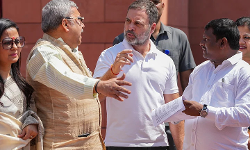 തൊഴിലുറപ്പ് തൊഴിലാളികള്‍ക്കെതിരായ അവഗണന; പാര്‍ലമെന്റ് വളപ്പില്‍ പ്രതിഷേധ പ്രകടനം (വിഡിയോ)