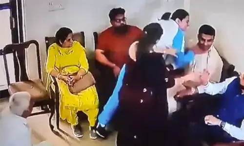 പോലിസ് സ്‌റ്റേഷനില്‍ വച്ച് ഭര്‍ത്താവിനെ മര്‍ദ്ദിച്ച് ബോക്‌സിങ് താരം (വീഡിയോ)