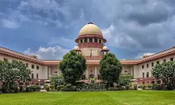 പ്രായപൂര്‍ത്തിയാകാത്ത പെണ്‍കുട്ടിയുടെ മാറിടത്തില്‍ സ്പര്‍ശിക്കുന്നതും പൈജാമയുടെ വള്ളി പൊട്ടിക്കുന്നതും ബലാല്‍സംഗ ശ്രമമല്ലെന്ന വിധി സ്‌റ്റേ ചെയ്ത് സുപ്രിംകോടതി