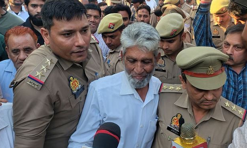 അഡ്വ. സഫര്‍ അലിയ്ക്ക് ഇടക്കാല ജാമ്യമില്ല; കോടതി വളപ്പില്‍ പ്രതിഷേധിച്ച് ബാര്‍ അസോസിയേഷനുകള്‍