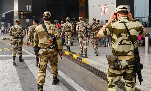 ആദായ നികുതി വകുപ്പ് ഉദ്യോഗസ്ഥര്‍ ചമഞ്ഞ് പണവും സ്വര്‍ണവും തട്ടിയ സിഐഎസ്എഫ് ജവാന്‍മാര്‍ക്ക് സസ്‌പെന്‍ഷന്‍