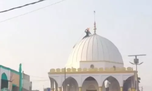 ദര്‍ഗയ്ക്ക് മുകളില്‍ കാവിക്കൊടി കെട്ടി ഹിന്ദുത്വര്‍ (വീഡിയോ)