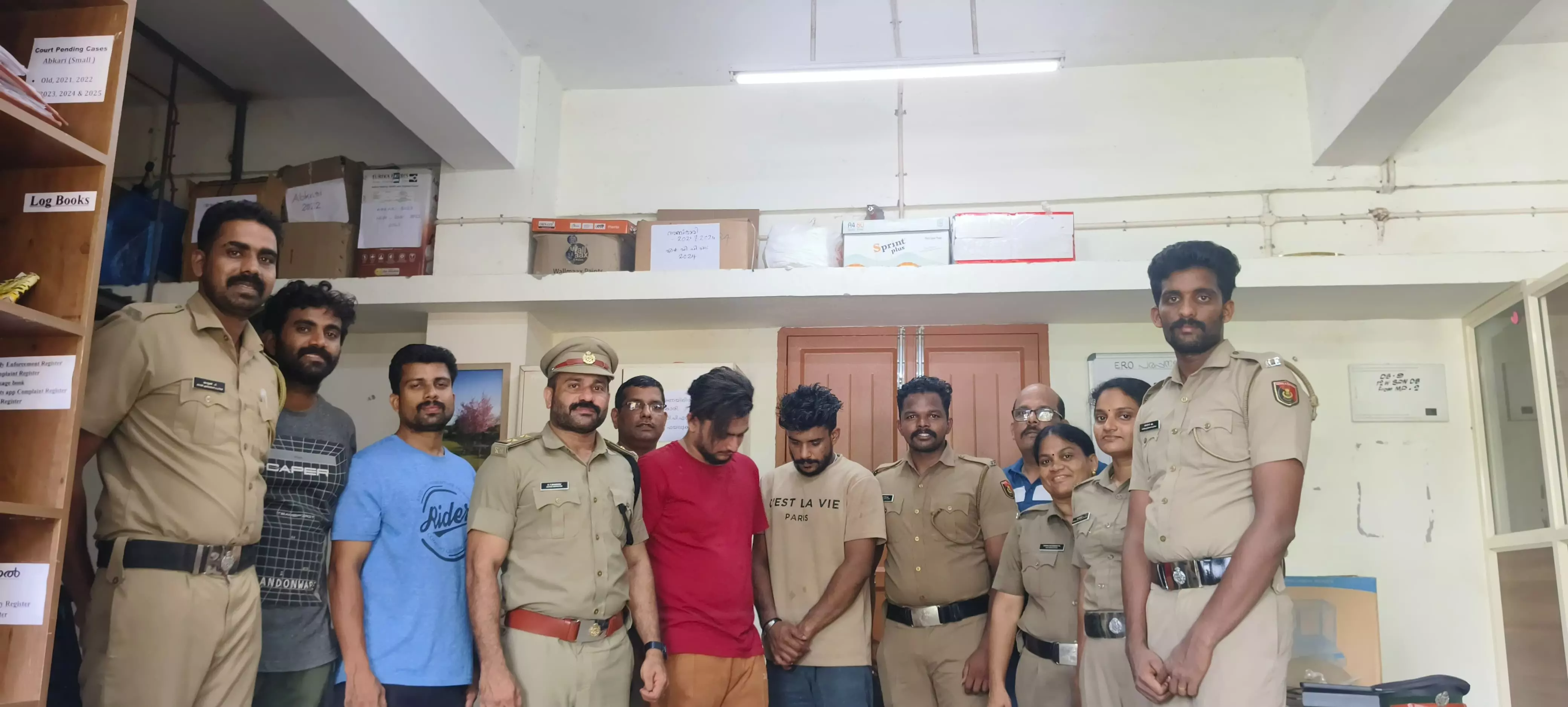 വള്ളിക്കുന്നില് വന് രാസലഹരി വേട്ട; 350 ഗ്രാം എംഡിഎംഎയുമായി രണ്ടുപേര് പിടിയില് വള്ളിക്കുന്നില് വന് രാസലഹരി വേട്ട; 350 ഗ്രാം എംഡിഎംഎയുമായി രണ്ടുപേര് പിടിയില്