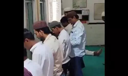 റമദാനില് മുസ്ലിം പള്ളിയില് നമസ്കരിച്ച് ഹിന്ദു ബിസിനസുകാരന്; ശുദ്ധീകരണ പ്രക്രിയക്ക് വിധേയമാവണമെന്ന് ഹിന്ദുത്വര് റമദാനില് മുസ്ലിം പള്ളിയില് നമസ്കരിച്ച് ഹിന്ദു ബിസിനസുകാരന്; ശുദ്ധീകരണ പ്രക്രിയക്ക് വിധേയമാവണമെന്ന് ഹിന്ദുത്വര്