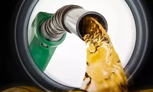 ബേപ്പൂർ ഹാർബറിൽ വ്യാജ ഡീസൽ പിടികൂടി ബേപ്പൂർ ഹാർബറിൽ വ്യാജ ഡീസൽ പിടികൂടി