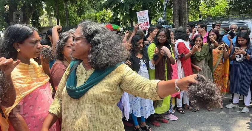 സമരം കടുപ്പിച്ച് ആശമാർ :മുടി മുറിച്ചും തലമുണ്ഡനം ചെയ്തും ആഷമാരുടെ സമരം സമരം കടുപ്പിച്ച് ആശമാർ :മുടി മുറിച്ചും തലമുണ്ഡനം ചെയ്തും ആഷമാരുടെ സമരം