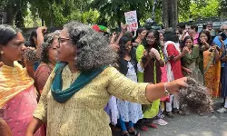 സമരം കടുപ്പിച്ച് ആശമാർ :മുടി മുറിച്ചും തലമുണ്ഡനം ചെയ്തും ആഷമാരുടെ സമരം സമരം കടുപ്പിച്ച് ആശമാർ :മുടി മുറിച്ചും തലമുണ്ഡനം ചെയ്തും ആഷമാരുടെ സമരം