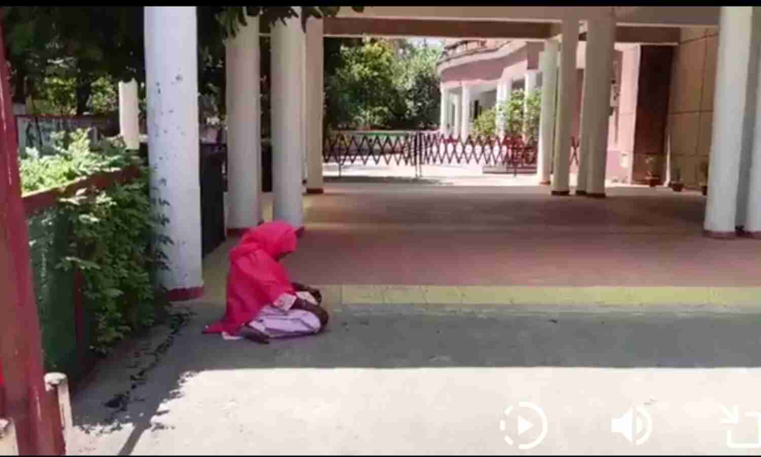 ജില്ലാ മജിസ്ട്രേറ്റിൻ്റെ ഓഫിസിലെ കാർ പോർച്ചിൽ നമസ്കരിച്ച 71കാരിക്കെതിരേ കേസെടുത്തു(Video) ജില്ലാ മജിസ്ട്രേറ്റിൻ്റെ ഓഫിസിലെ കാർ പോർച്ചിൽ നമസ്കരിച്ച 71കാരിക്കെതിരേ കേസെടുത്തു(Video)