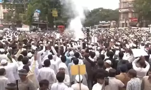 വഖ്ഫ് ഭേദഗതി ബില്ലില് രാജ്യവ്യാപക പ്രതിഷേധം; പ്രതിഷേധക്കാരെ അറസ്റ്റ് ചെയ്ത് പോലിസ് വഖ്ഫ് ഭേദഗതി ബില്ലില് രാജ്യവ്യാപക പ്രതിഷേധം; പ്രതിഷേധക്കാരെ അറസ്റ്റ് ചെയ്ത് പോലിസ്