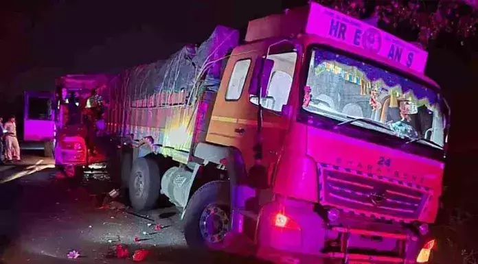 കര്‍ണാടകയില്‍ തീര്‍ത്ഥാടകരുടെ മിനി ബസ് നിര്‍ത്തിയിട്ട ലോറിക്ക് പിന്നില്‍ ഇടിച്ച് ഒരു കുടുംബത്തിലെ അഞ്ച് പേര്‍ മരിച്ചു