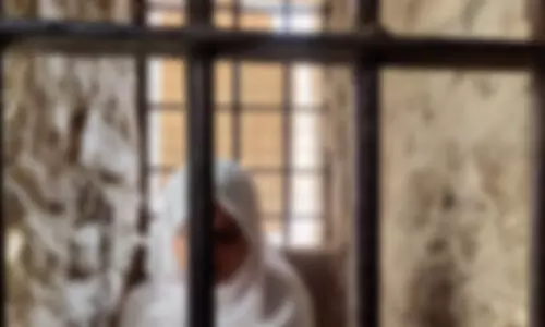 ഹിന്ദു പെണ്കുട്ടിയെ നോമ്പെടുപ്പിച്ച് ഇസ്ലാമില് ചേര്ക്കാന് ശ്രമിച്ചെന്ന് ആരോപിച്ച് മുസ്ലിം യുവതിയെ ജയിലില് അടച്ചു; കടം വാങ്ങിയ അരലക്ഷം രൂപ തിരികെ നല്കാതിരിക്കാനുള്ള കള്ളക്കേസെന്ന് കുടുംബം ഹിന്ദു പെണ്കുട്ടിയെ നോമ്പെടുപ്പിച്ച് ഇസ്ലാമില് ചേര്ക്കാന് ശ്രമിച്ചെന്ന് ആരോപിച്ച് മുസ്ലിം യുവതിയെ ജയിലില് അടച്ചു; കടം വാങ്ങിയ അരലക്ഷം രൂപ തിരികെ നല്കാതിരിക്കാനുള്ള കള്ളക്കേസെന്ന് കുടുംബം
