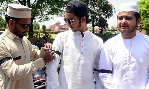 വഖ്ഫ് നിയമഭേദഗതിക്കെതിരേ കറുത്ത് ബാന്‍ഡ് കെട്ടി പ്രതിഷേധിച്ച 24 പേര്‍ രണ്ടു ലക്ഷം രൂപയുടെ ബോണ്ട് കെട്ടിവയ്ക്കണമെന്ന് പോലിസ്