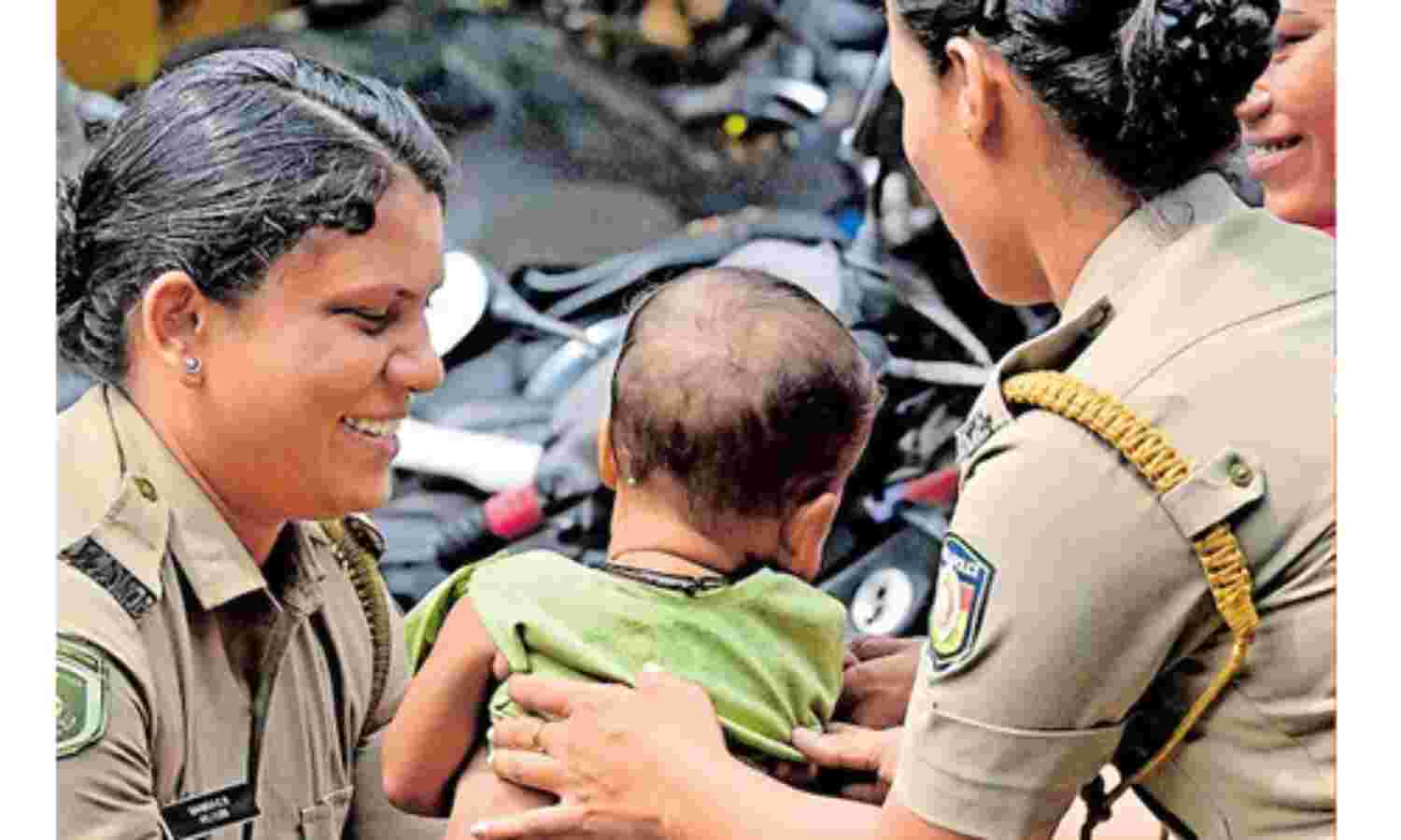 ട്രെയ്നില് നിന്നു കുട്ടിയെ തട്ടിക്കൊണ്ടുപോവാന് ശ്രമം; രക്ഷിച്ച് ഓട്ടോ ഡ്രൈവര്മാര് ട്രെയ്നില് നിന്നു കുട്ടിയെ തട്ടിക്കൊണ്ടുപോവാന് ശ്രമം; രക്ഷിച്ച് ഓട്ടോ ഡ്രൈവര്മാര്
