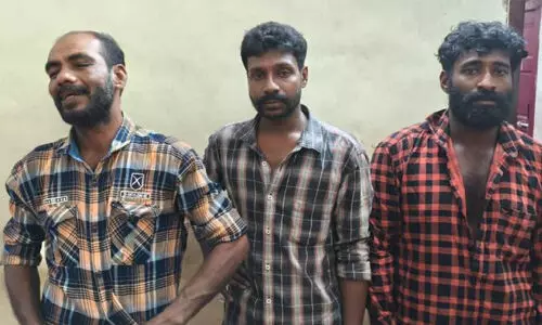 ഉല്സവം അലങ്കോലമാക്കാന് ബോംബുമായെത്തിയ മൂന്നംഗ സംഘം അറസ്റ്റില് ഉല്സവം അലങ്കോലമാക്കാന് ബോംബുമായെത്തിയ മൂന്നംഗ സംഘം അറസ്റ്റില്