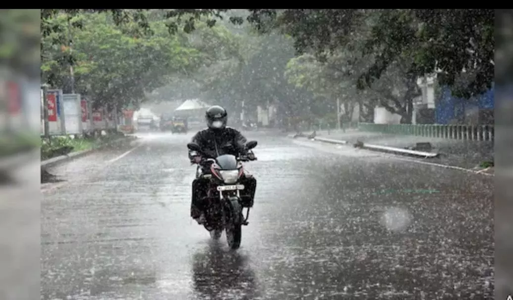 ബംഗാള് ഉള്ക്കടലില് ന്യൂനമര്ദ്ദം; ഇന്നും നാളെയും ഇടിമിന്നലോട് കൂടിയ ശക്തമായ മഴ ബംഗാള് ഉള്ക്കടലില് ന്യൂനമര്ദ്ദം; ഇന്നും നാളെയും ഇടിമിന്നലോട് കൂടിയ ശക്തമായ മഴ