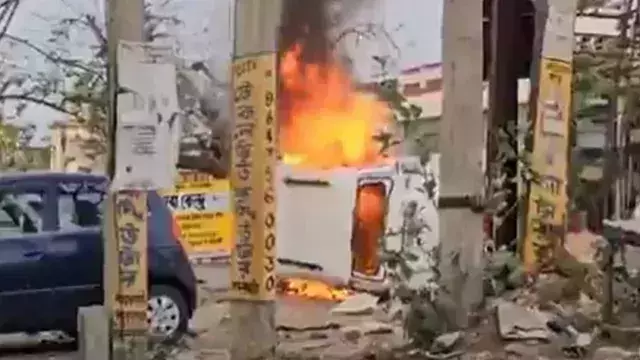 വഖഫ് ഭേദഗതി നിയമം; ബംഗാളില് പ്രതിഷേധക്കാര് പോലിസ് വാഹനങ്ങള്ക്ക് തീയിട്ടു വഖഫ് ഭേദഗതി നിയമം; ബംഗാളില് പ്രതിഷേധക്കാര് പോലിസ് വാഹനങ്ങള്ക്ക് തീയിട്ടു