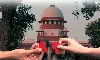 പ്രായപൂര്‍ത്തിയാവാത്ത കാലത്തെ പീഡനത്തെ അതിജീവിത കുറ്റകൃത്യമായി കാണുന്നില്ല; പ്രതിയെ വിവാഹവും കഴിച്ചു, യുവാവിന്റെ ശിക്ഷ മരവിപ്പിച്ച് സുപ്രിംകോടതി
