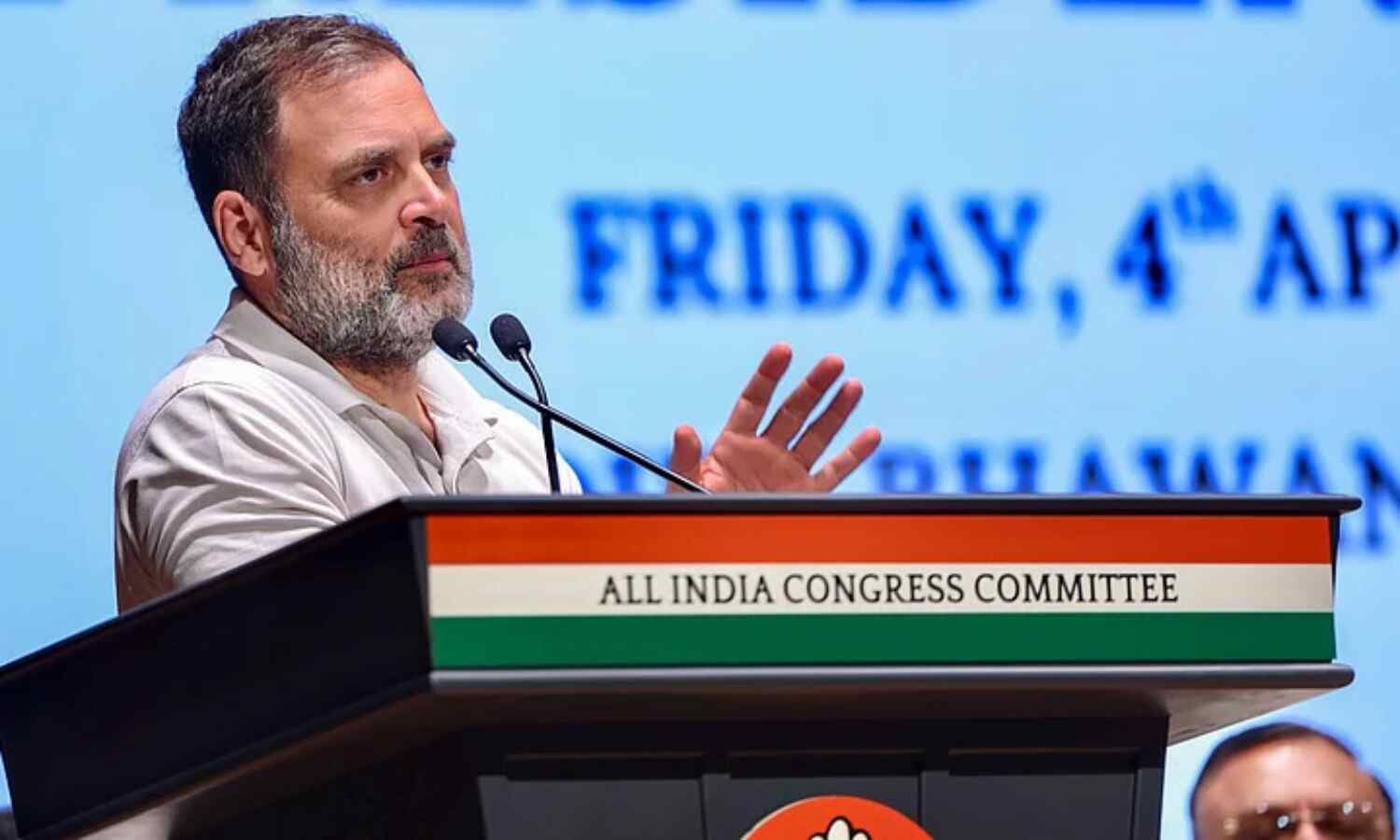 സര്ക്കാര് കൊള്ള; പെട്രോളിന്റെയും ഡീസലിന്റെയും വില വര്ധനവിനെതിരേ രാഹുല്ഗാന്ധി സര്ക്കാര് കൊള്ള; പെട്രോളിന്റെയും ഡീസലിന്റെയും വില വര്ധനവിനെതിരേ രാഹുല്ഗാന്ധി