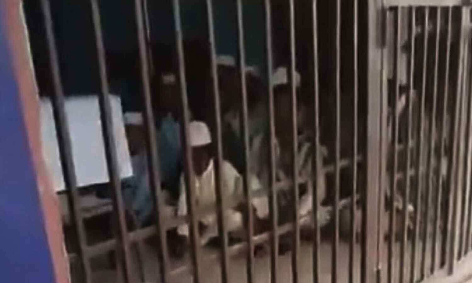 32 മദ്റസ വിദ്യാര്ഥികളെ കസ്റ്റഡിയിലെടുത്ത് തടങ്കലില് വച്ചത് 14 മണിക്കുറുകളോളം (വിഡിയോ) 32 മദ്റസ വിദ്യാര്ഥികളെ കസ്റ്റഡിയിലെടുത്ത് തടങ്കലില് വച്ചത് 14 മണിക്കുറുകളോളം (വിഡിയോ)