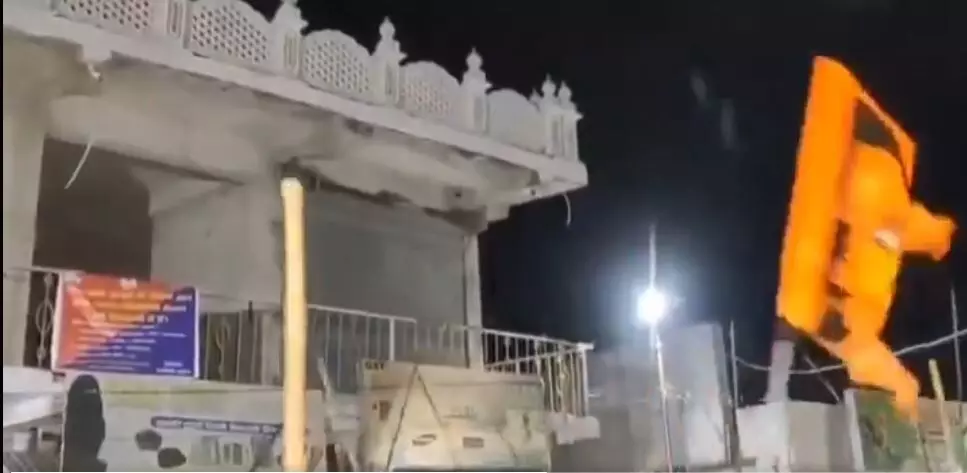 മുസ്ലിം പള്ളിക്ക് മുമ്പില് വാളുകള് വീശി ഹിന്ദുത്വരുടെ രാമനവമി ആഘോഷം (വീഡിയോ) മുസ്ലിം പള്ളിക്ക് മുമ്പില് വാളുകള് വീശി ഹിന്ദുത്വരുടെ രാമനവമി ആഘോഷം (വീഡിയോ)