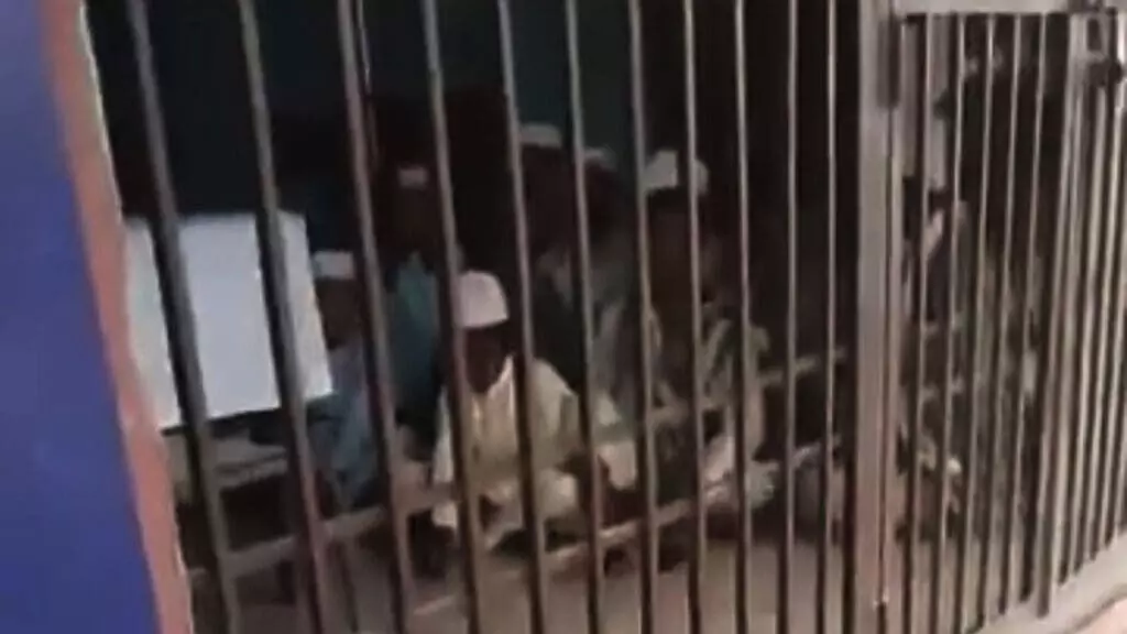 32 മദ്റസ വിദ്യാര്ഥികളെ കസ്റ്റഡിയിലെടുത്ത് തടങ്കലില് വച്ചത് 14 മണിക്കുറുകളോളം (വിഡിയോ) 32 മദ്റസ വിദ്യാര്ഥികളെ കസ്റ്റഡിയിലെടുത്ത് തടങ്കലില് വച്ചത് 14 മണിക്കുറുകളോളം (വിഡിയോ)