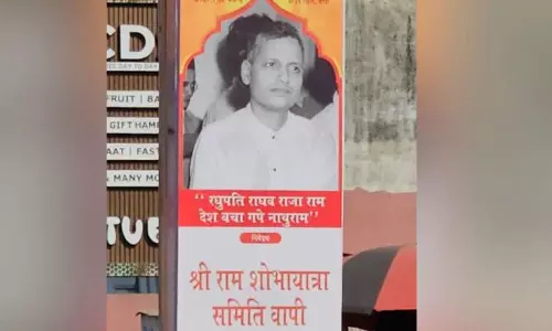 രഘുപതി രാഘവ രാജാറാം, നാഥുറാം രാജ്യത്തെ രക്ഷിച്ചുഗുജറാത്തിലെ രാമനവമി റാലിയില് ഗാന്ധി ഘാതകന് ഗോഡ്സെയുടെ ബാനറും രഘുപതി രാഘവ രാജാറാം, നാഥുറാം രാജ്യത്തെ രക്ഷിച്ചുഗുജറാത്തിലെ രാമനവമി റാലിയില് ഗാന്ധി ഘാതകന് ഗോഡ്സെയുടെ ബാനറും