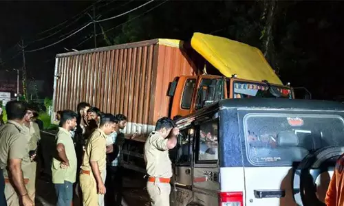 ലോറിയും ജീപ്പും കൂട്ടിയിടിച്ച് രണ്ടു പേര് മരിച്ചു ലോറിയും ജീപ്പും കൂട്ടിയിടിച്ച് രണ്ടു പേര് മരിച്ചു