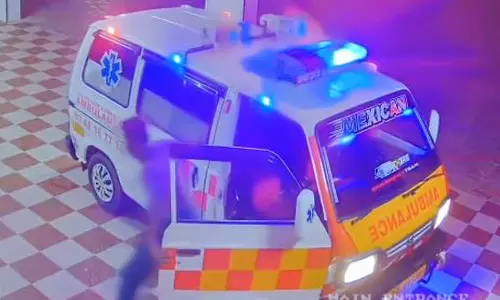 ഷര്ട്ട് ഇടാന് നേരമില്ല; രോഗിയെ രക്ഷിക്കാന് ഓടിയെത്തിയ ആംബുലന്സ് ഡ്രൈവറുടെ ദൃശ്യം വൈറലാവുന്നു ഷര്ട്ട് ഇടാന് നേരമില്ല; രോഗിയെ രക്ഷിക്കാന് ഓടിയെത്തിയ ആംബുലന്സ് ഡ്രൈവറുടെ ദൃശ്യം വൈറലാവുന്നു