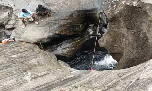 ആദിവാസി യുവാവ് പുഴയിലെ പാറയിടുക്കില്‍ വീണു; തിരച്ചില്‍ തുടരുന്നു