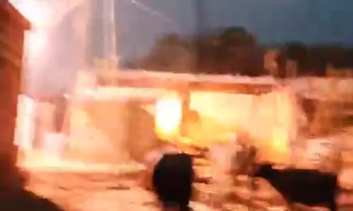 കര്ണാടകയില് വൈദ്യുതി പോസ്റ്റുകളില് പൊട്ടിത്തെറി; നൂറു വീടുകള്ക്ക് തീപിടിച്ചു (വീഡിയോ) കര്ണാടകയില് വൈദ്യുതി പോസ്റ്റുകളില് പൊട്ടിത്തെറി; നൂറു വീടുകള്ക്ക് തീപിടിച്ചു (വീഡിയോ)