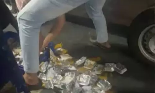 താഴെവീണ ഭക്ഷണപ്പൊതികള്‍ ട്രെയ്ന്‍ യാത്രക്കാര്‍ക്ക് നല്‍കാന്‍ ശ്രമം