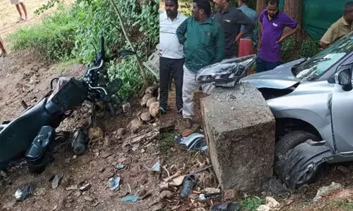 നിയന്ത്രണംവിട്ട കാര് ബൈക്കിലിടിച്ച് കല്വര്ട്ടിലേക്ക് പാഞ്ഞുകയറി; രണ്ടുപേര് മരിച്ചു നിയന്ത്രണംവിട്ട കാര് ബൈക്കിലിടിച്ച് കല്വര്ട്ടിലേക്ക് പാഞ്ഞുകയറി; രണ്ടുപേര് മരിച്ചു