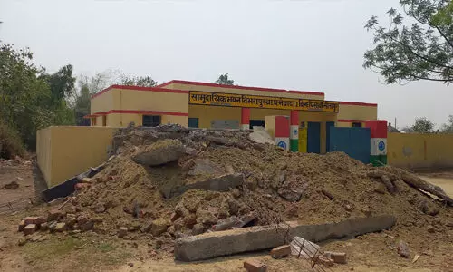 അംബേദ്ക്കര് പ്രതിമയും ബുള്ഡോസര് ഉപയോഗിച്ച് തകര്ത്ത് യുപി പോലിസ് അംബേദ്ക്കര് പ്രതിമയും ബുള്ഡോസര് ഉപയോഗിച്ച് തകര്ത്ത് യുപി പോലിസ്