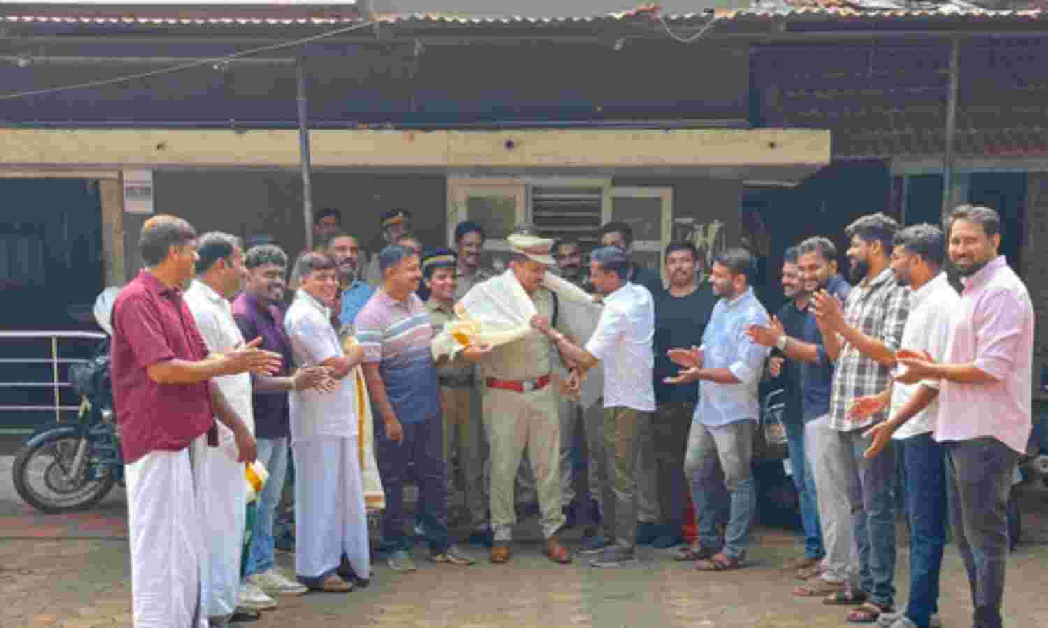 ലഹരി മാഫിയയെ പൂട്ടിയ പോലിസ് ഉദ്യോഗസ്ഥരെ ആദരിച്ചു ലഹരി മാഫിയയെ പൂട്ടിയ പോലിസ് ഉദ്യോഗസ്ഥരെ ആദരിച്ചു