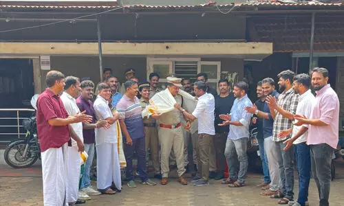 ലഹരി മാഫിയയെ പൂട്ടിയ പോലിസ് ഉദ്യോഗസ്ഥരെ ആദരിച്ചു ലഹരി മാഫിയയെ പൂട്ടിയ പോലിസ് ഉദ്യോഗസ്ഥരെ ആദരിച്ചു
