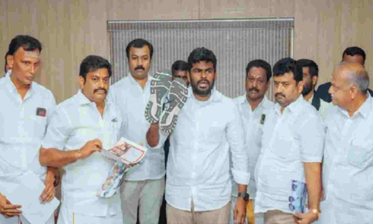 ഡിഎംകെ അധികാരത്തില് നിന്ന് പുറത്തായാലേ ചെരിപ്പ് ഇടൂയെന്ന ശപഥത്തില് നിന്നും പിന്മാറി അണ്ണാമലൈ ഡിഎംകെ അധികാരത്തില് നിന്ന് പുറത്തായാലേ ചെരിപ്പ് ഇടൂയെന്ന ശപഥത്തില് നിന്നും പിന്മാറി അണ്ണാമലൈ